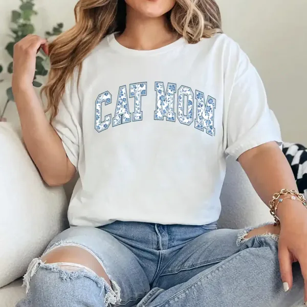 Cat Mom T-Shirt – Cute Gift for Cat Moms on Mother’s Day, New Fur Mama Tee for Cat Lovers, Cozy Cat Mama Graphic Top