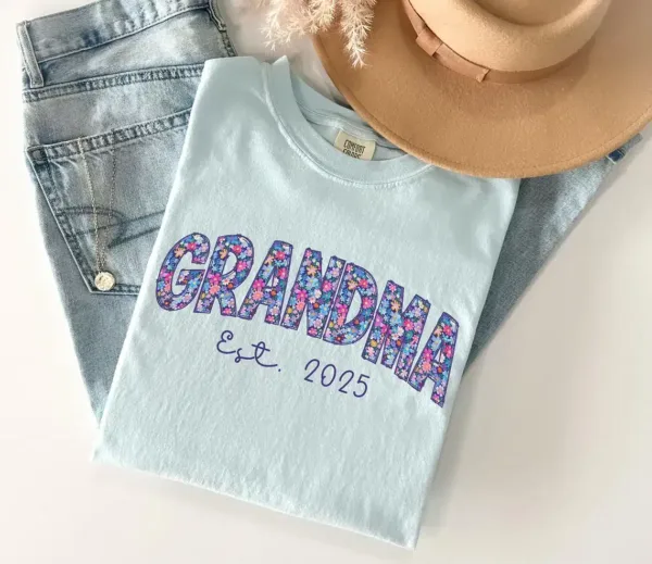 Floral-Grandma-Shirt-Grandma-Est-2025-Shirt-4.webp Floral Grandma T-Shirt, Grandma Est 2025 Shirt, Comfort Colors Grandma Shirt, Gift for Grandma, Pregnancy Announcement, Mother's Day, Grandma